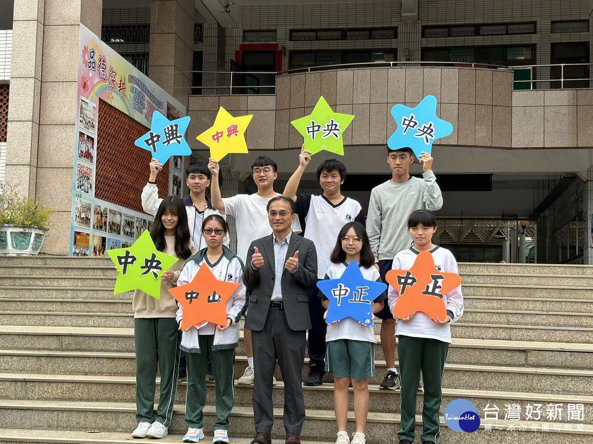 同學錄取中字輩五所大學。(記者扶小萍攝)