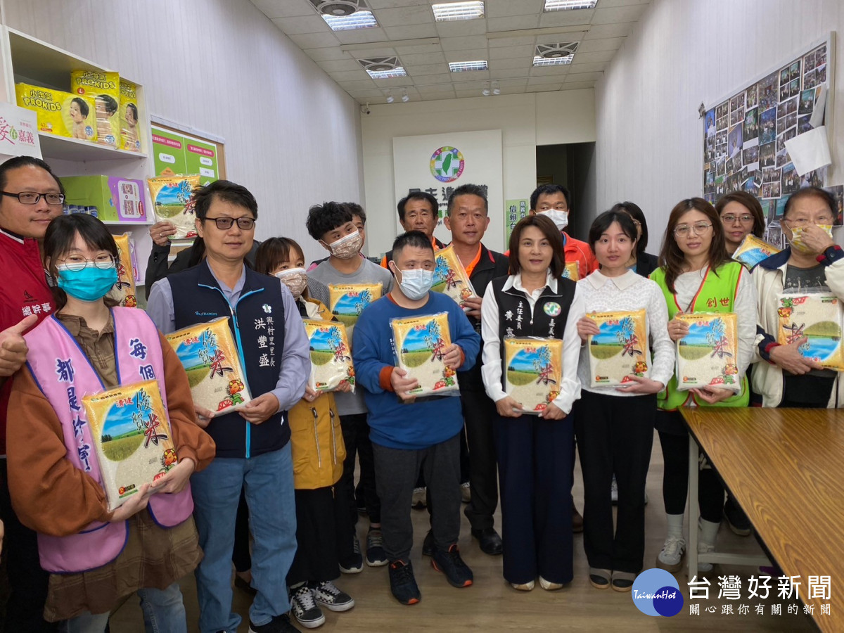 嘉義市議員黃露慧媒合頂埔震安宮，贈送800包白米給嘉義市弱勢家庭／陳致愷翻攝