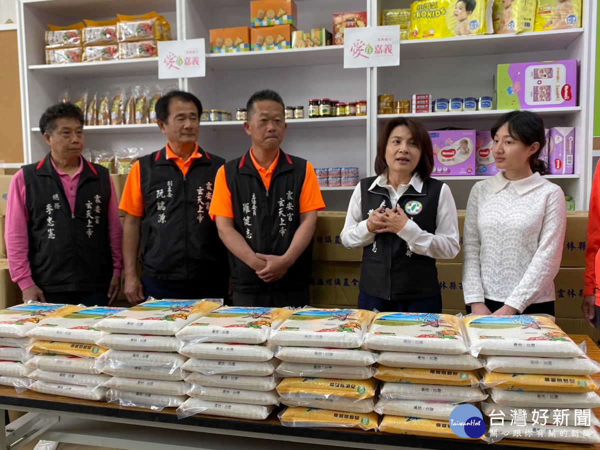嘉義市議員黃露慧媒合頂埔震安宮,贈送800包白米給嘉義市弱勢家庭/陳致愷翻攝