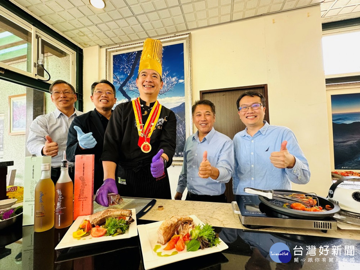 2024 南投梅子節-春分一簍梅活動金帽主廚-范光竹老師在活動現場示範梅子料理,讓民眾認識如何將梅子入菜。(圖/記者賴淑禎攝)