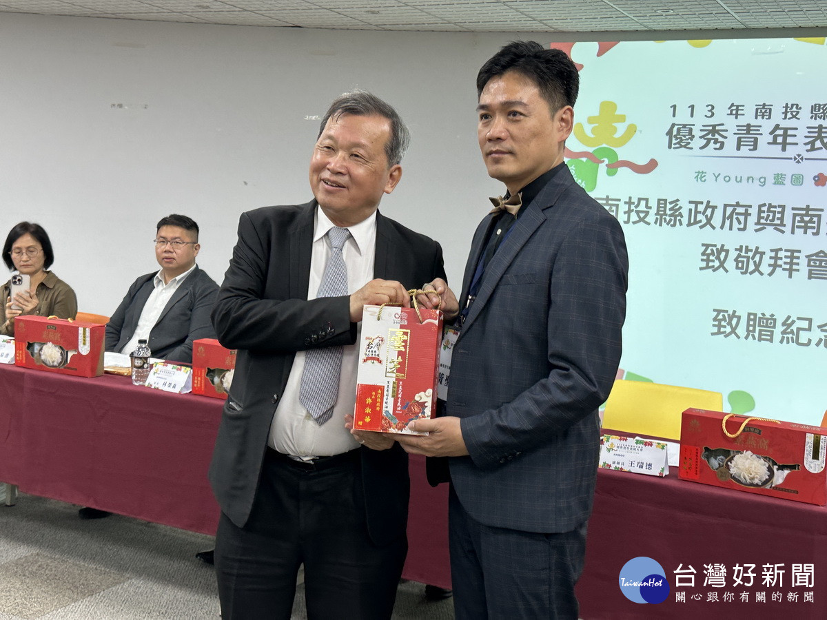 王副縣長代表縣府贈禮。(記者扶小萍攝)