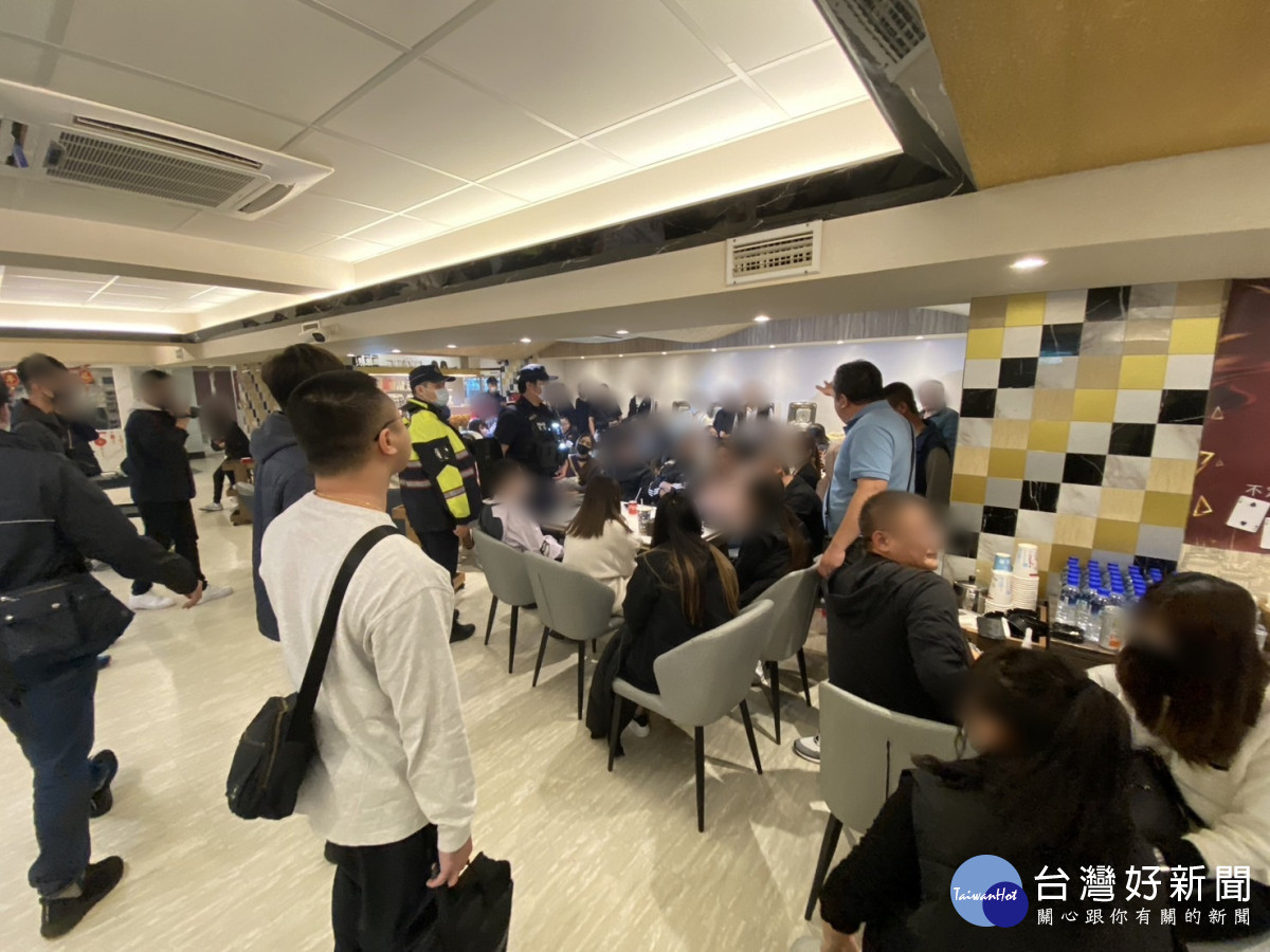 中壢警分局破獲百家樂大型賭場,現場帶回含賭場負責人、荷官及男、女賭客共68人。<br /><br />