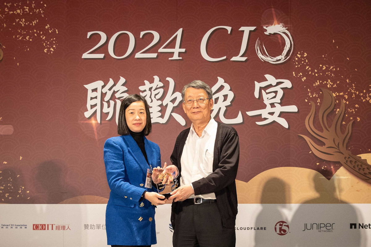 Cio Elite Vendor 傑出服務商獎,頒獎人 張玉雲 中華民國資訊長協進會理事長, 受獎人柯金鳳 精誠資訊產品共享中心資深協理。