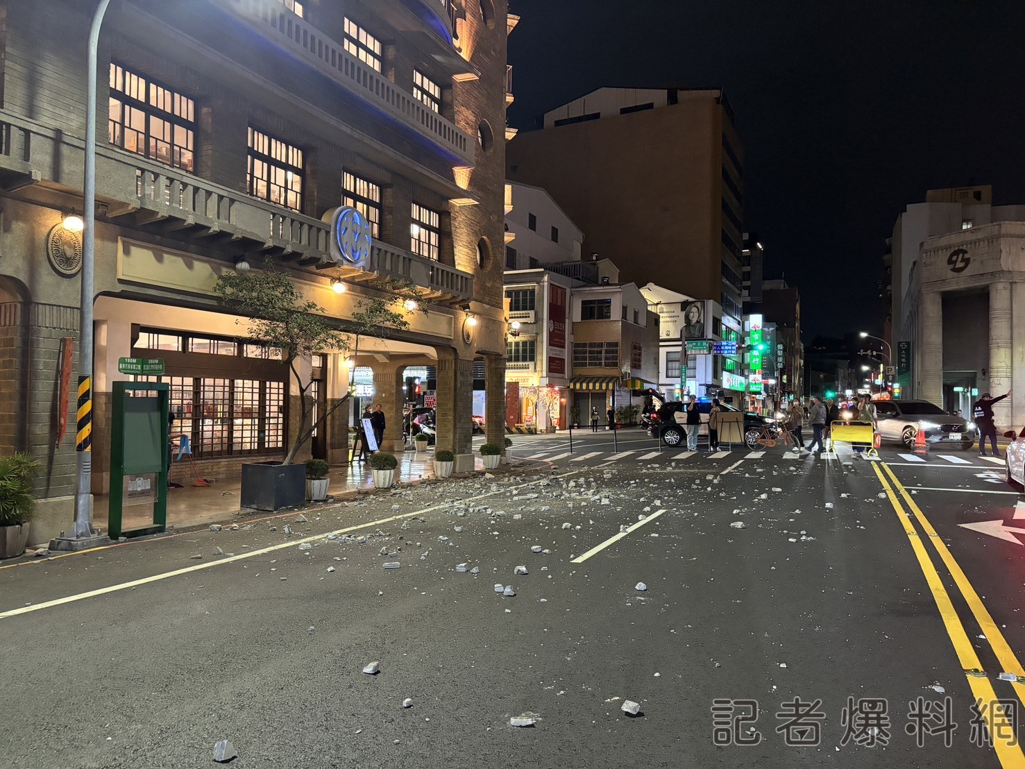 台南林百貨磁磚脫落（圖／記者王俊勝 翻攝）