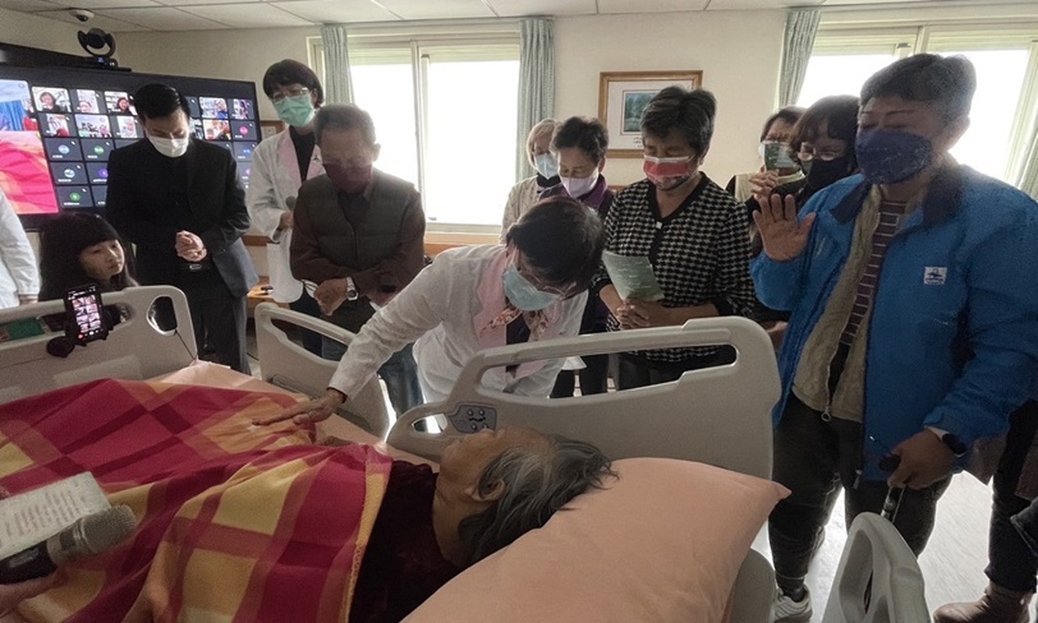 花蓮7旬婦辦生前吟詩惜別禮拜 3天後安詳離世