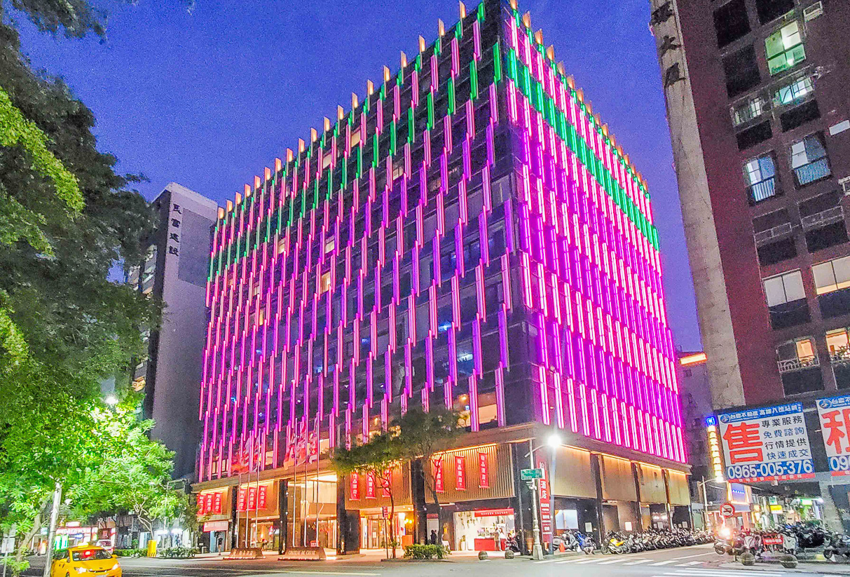 ▲高雄翰品酒店建築物外牆燈飾，屆時會關燈一小時。（圖/翰品酒店提供）