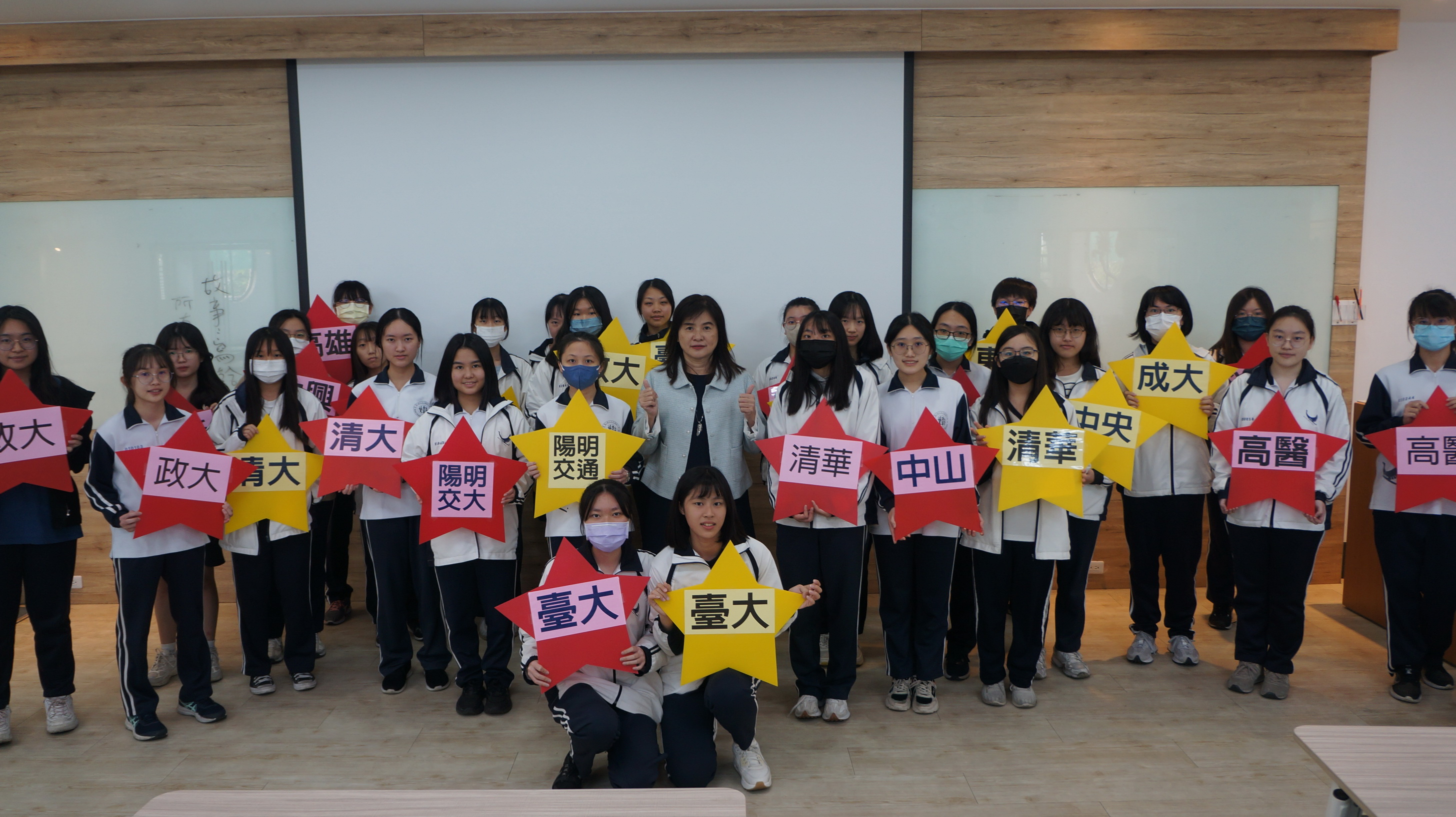 ▲今年大學繁星推薦結果揭曉，彰化女中有87人參加繁星推薦，有31人上榜，彰女校長陳香妘送上禮物祝福。（記者張溎壕攝）