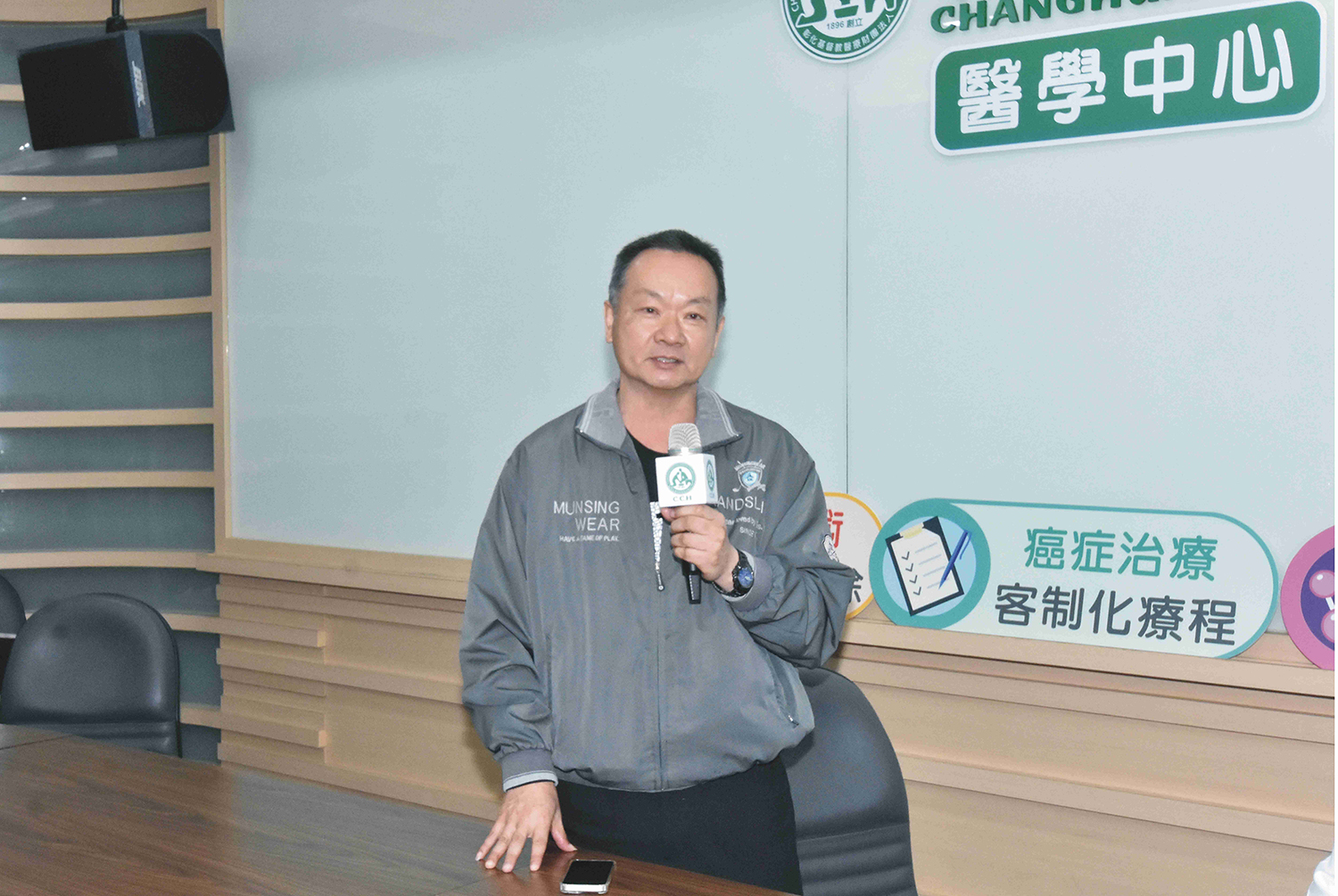 ▲張先生鼓勵病友：「當遇到癌症時，不要想到為什麼是我！不要輕易放棄、要勇敢面對、相信醫師、積極治療！」。（記者張溎壕攝）