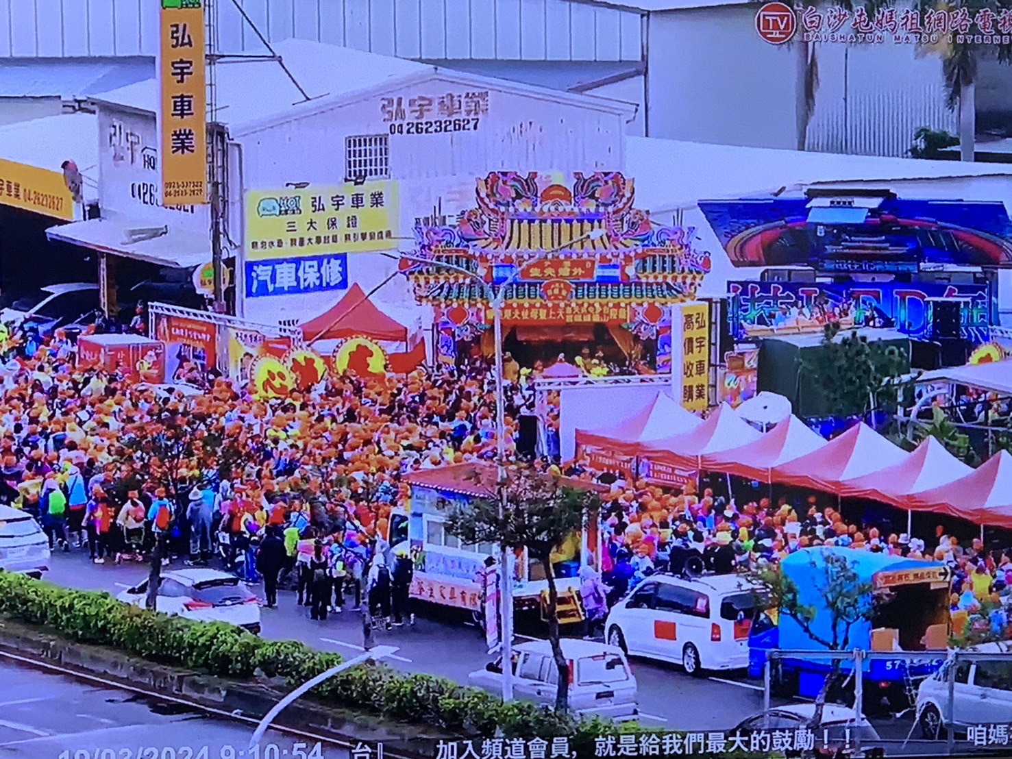 ▲白沙屯媽祖鑾轎來了!白沙屯天上聖母慈善發展協會準備了1萬個雞腿便當,發送給跟隨媽祖鑾轎的香燈腳。(記者張溎壕翻攝)