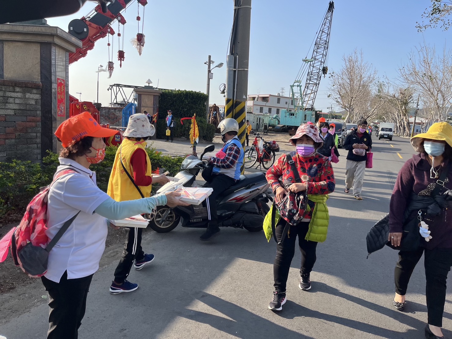 ▲白沙屯媽祖鑾轎來了！白沙屯天上聖母慈善發展協會準備了1萬個雞腿便當，發送給跟隨媽祖鑾轎的香燈腳。（記者張溎壕翻攝）