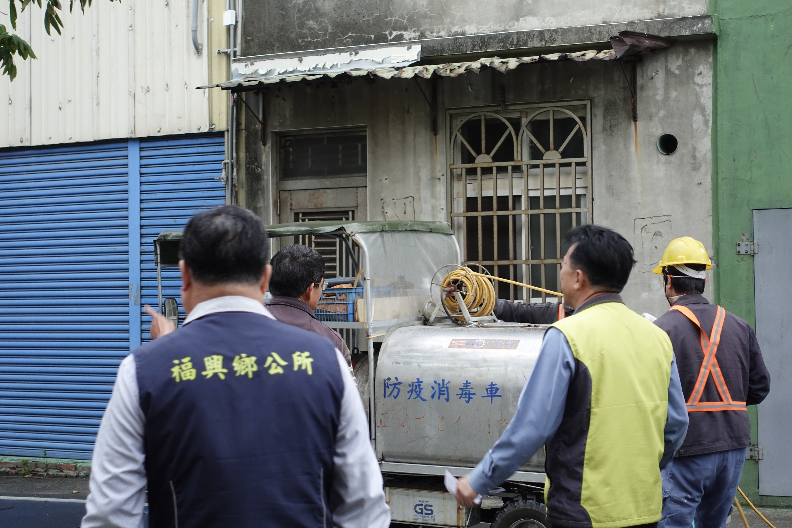▲為防治荔枝椿象危害農產及干擾民眾日常，福興鄉公所清潔隊進行逐村噴藥消毒工程。（記者張溎壕攝）