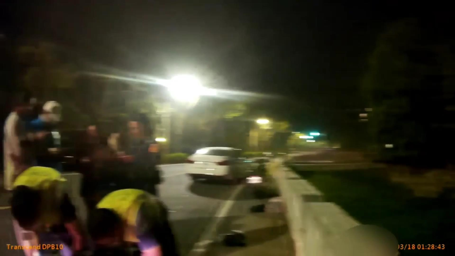 ▲一名女大生騎乘機車疑似因為轉彎時反應不及，連人帶車摔進大村鄉東美路約4米深的水溝，警消及時救援協助送醫。（警方提供）