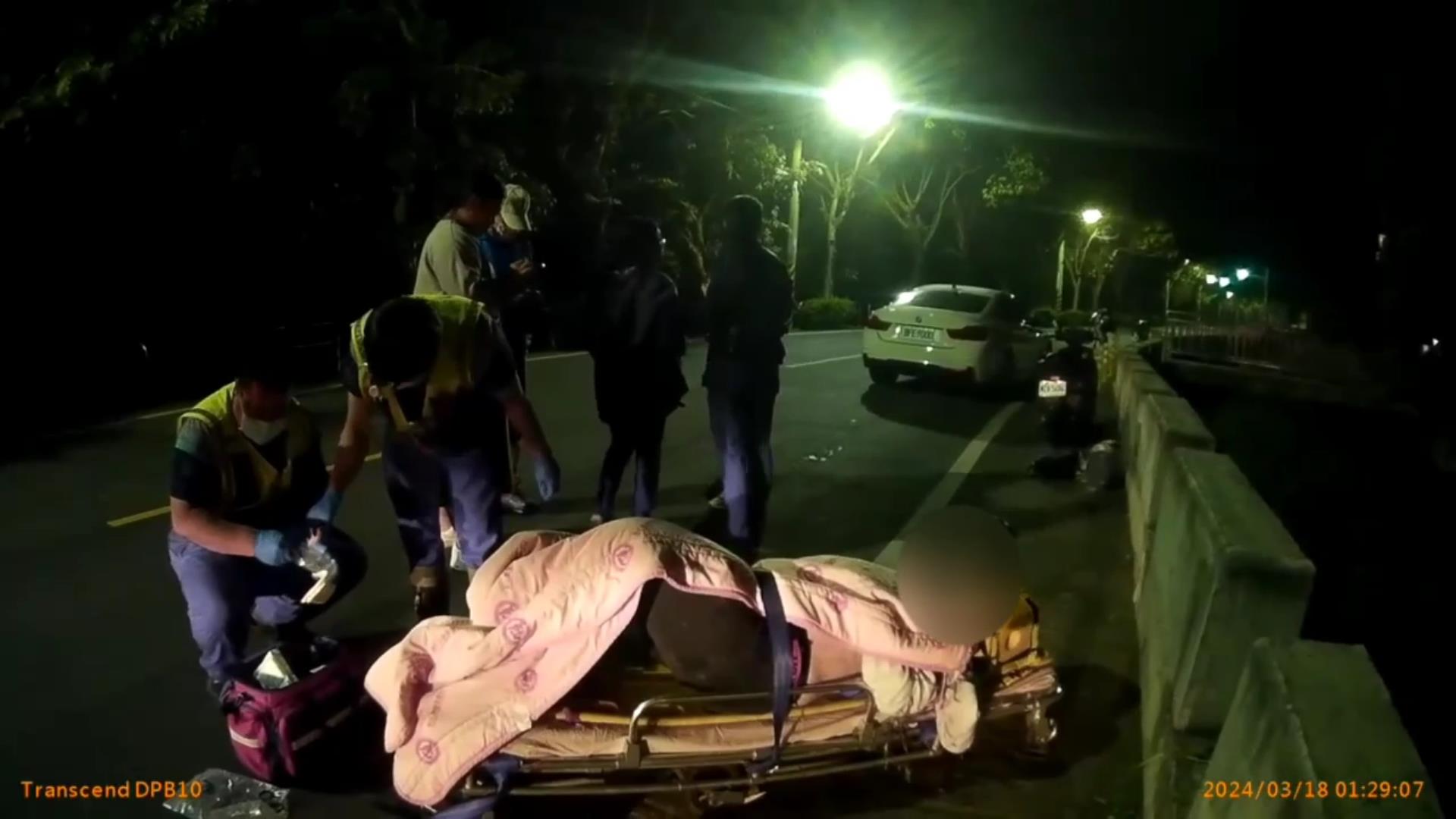 ▲一名女大生騎乘機車疑似因為轉彎時反應不及，連人帶車摔進大村鄉東美路約4米深的水溝，警消及時救援協助送醫。（警方提供）