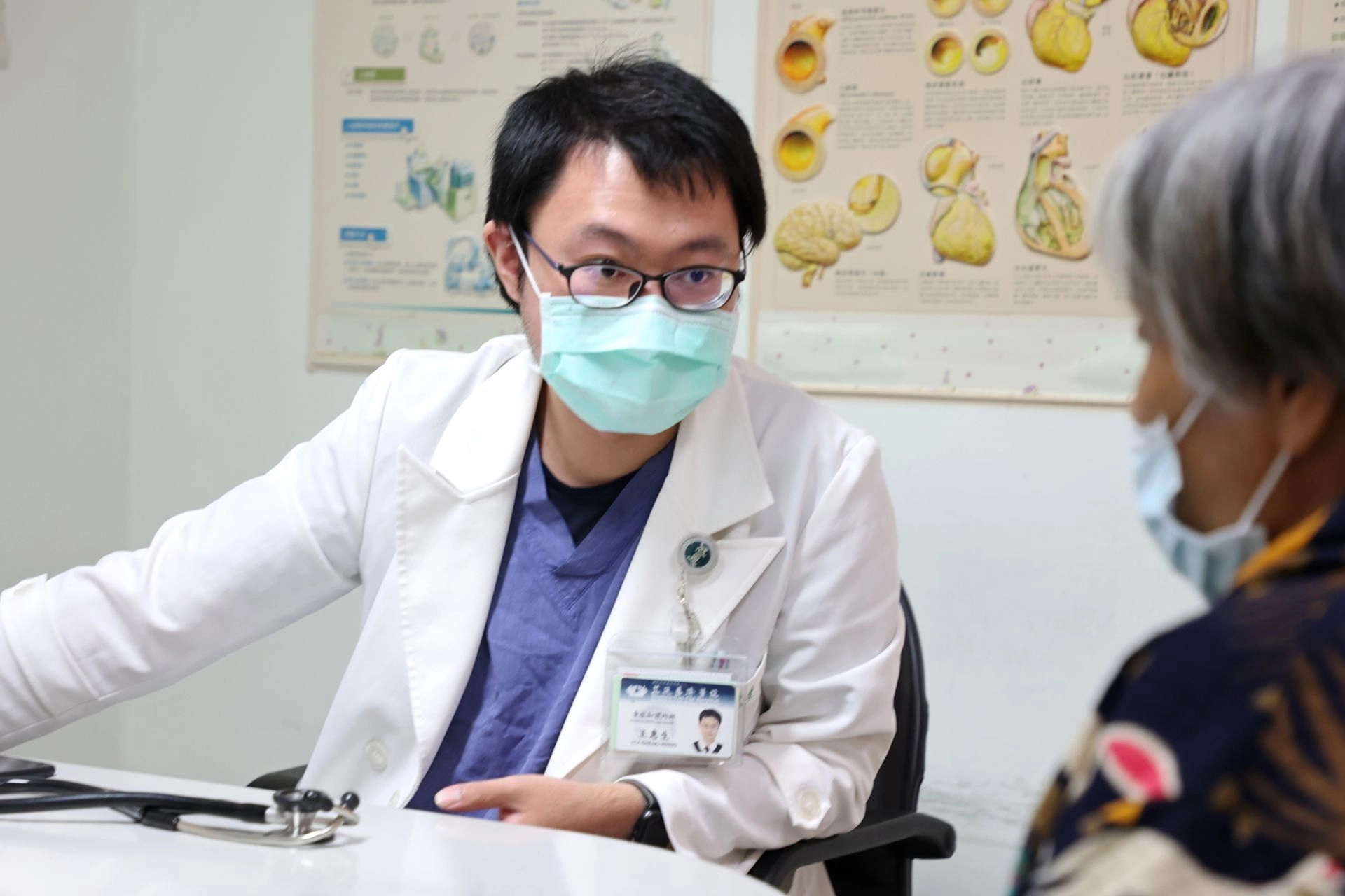 王惠生醫師建議,若有上呼吸道或腸胃道感染的症狀,後續合併喘、胸悶、頭暈、持續心悸等症狀,就應盡速就醫避免引發更嚴重的合併症。