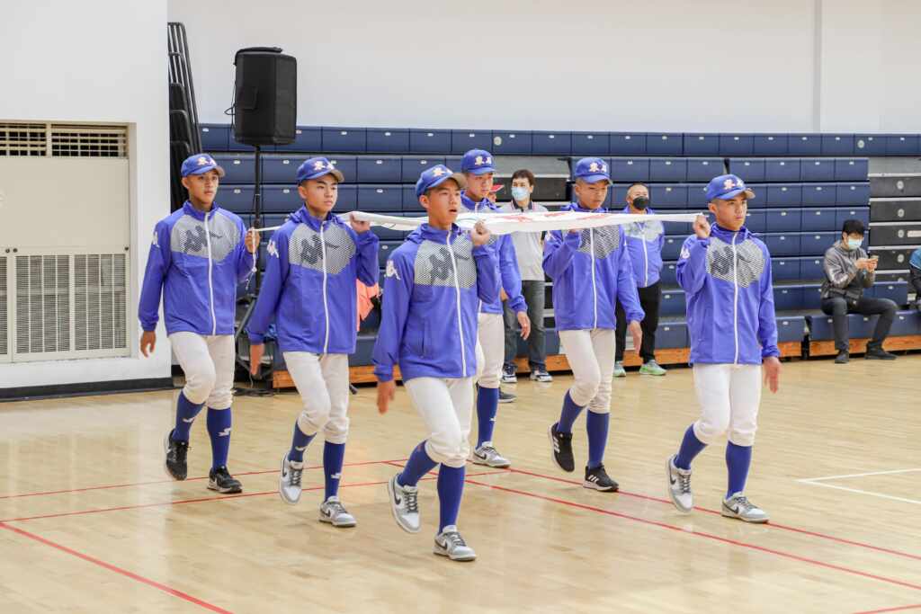 ▲全縣18鄉鎮市的運動員依序通過司令台，向大會主席嘉義縣長翁章梁致意。（嘉義縣政府提供）