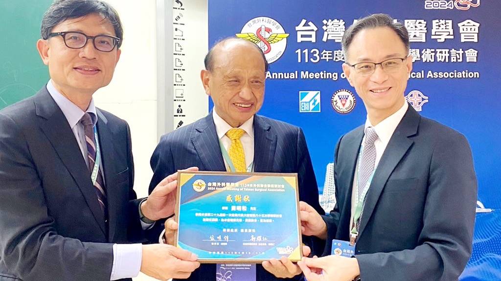 ▲台大的賴逸儒副院長(左一)和台灣內視鏡外科醫學會魏柏立理事長(右一)致贈感謝狀給秀傳醫療體系黃明和總裁(中)。(秀傳醫院提供)