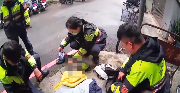 於張男身上查獲行動電話1支、機車鑰匙1把、黑色長夾1只、蠟筆小新提袋1只等贓證物，且發現亦於其他派出所轄內犯下多起竊盜案