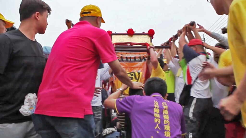 多扶媽祖遶境鑽轎底
