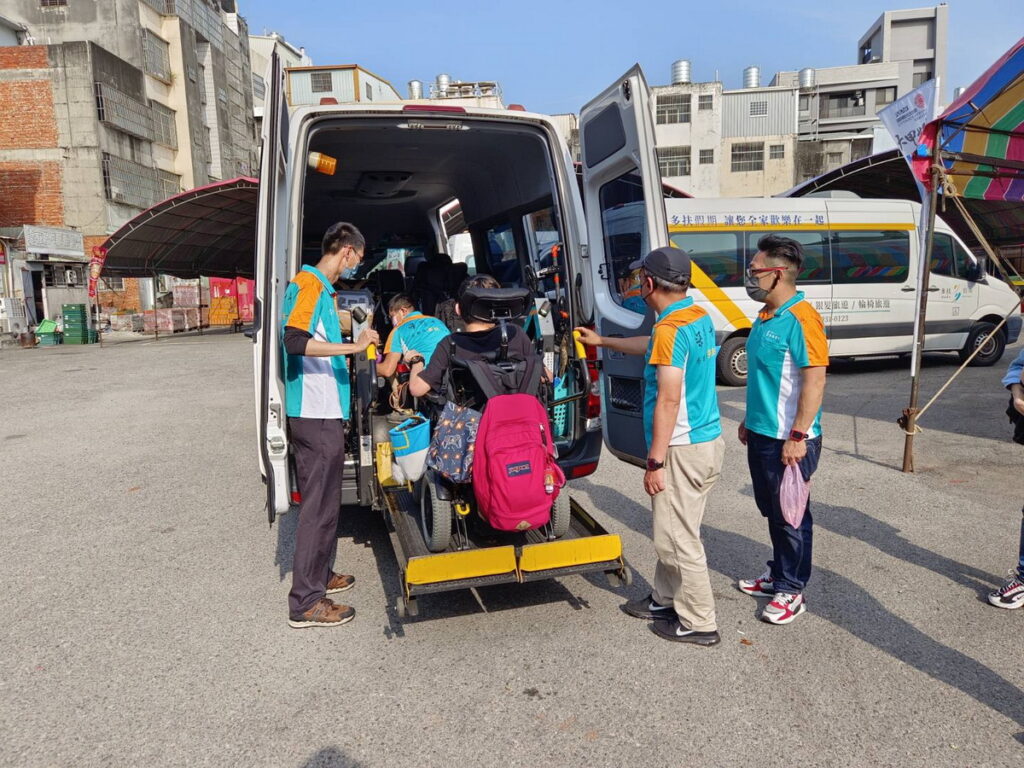 多扶假期已經連續12年準備復康巴士祈福專車,讓行動不便的輪椅朋友與長輩,能參與媽祖繞境的盛會