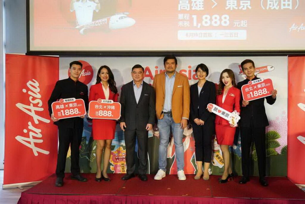 左起泰亞航首席執行長Santisuk Klongchaiya,AirAsia 長程運輸首席執行長Benyamin Ismail,日本台灣交流協會經濟部主任柏木彩