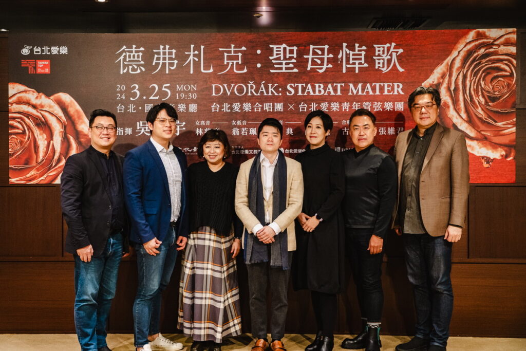 (左起)合唱指導古育仲、男低音陳翰威、女高音林慈音、指揮吳曜宇、女低音翁若珮、男高音王典、台北愛樂執行長丁達明