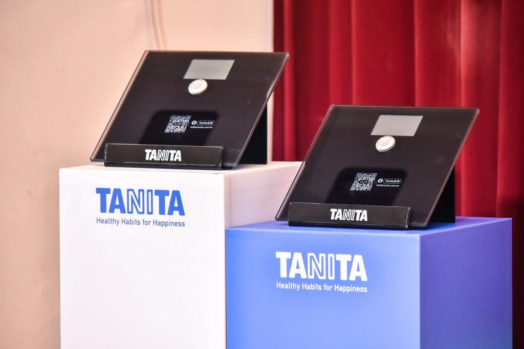 由世界球后戴資穎代言的TANITA體組成計自進入台灣市場以來,穩定與多間大專院校、學生訓練團隊、國手合作設備贊助,提供精準量測的體組成計讓運動選手在精實培訓過程中可以見證身體組成的客觀數據變化,穩定掌握訓練成效與加強重點_TANITA 提供