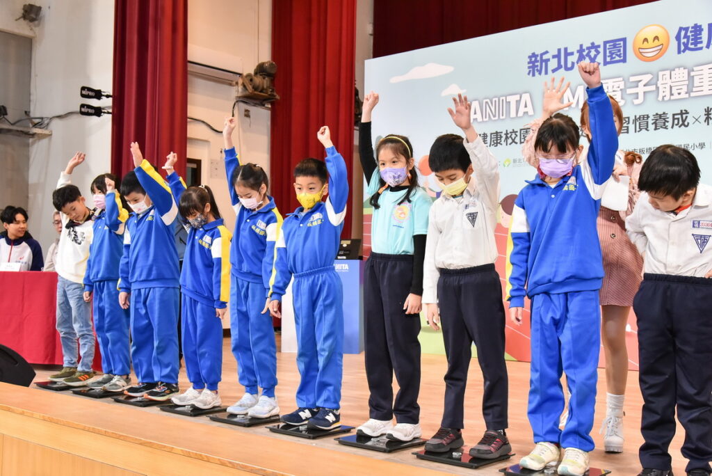 TANITA提供1,500台BMI電子體重計(市值約200萬元),透過新北市教育局牽線,確認多達230間學校使用_TANITA提供