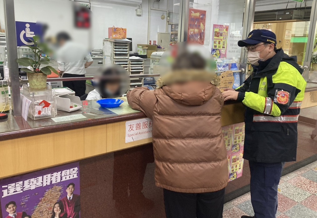 ▲圖說:田婦從股票、博弈網站到虛擬貨幣都被騙,這次又要投資「外匯」,員警急攔阻 (圖/台中市政府提供)