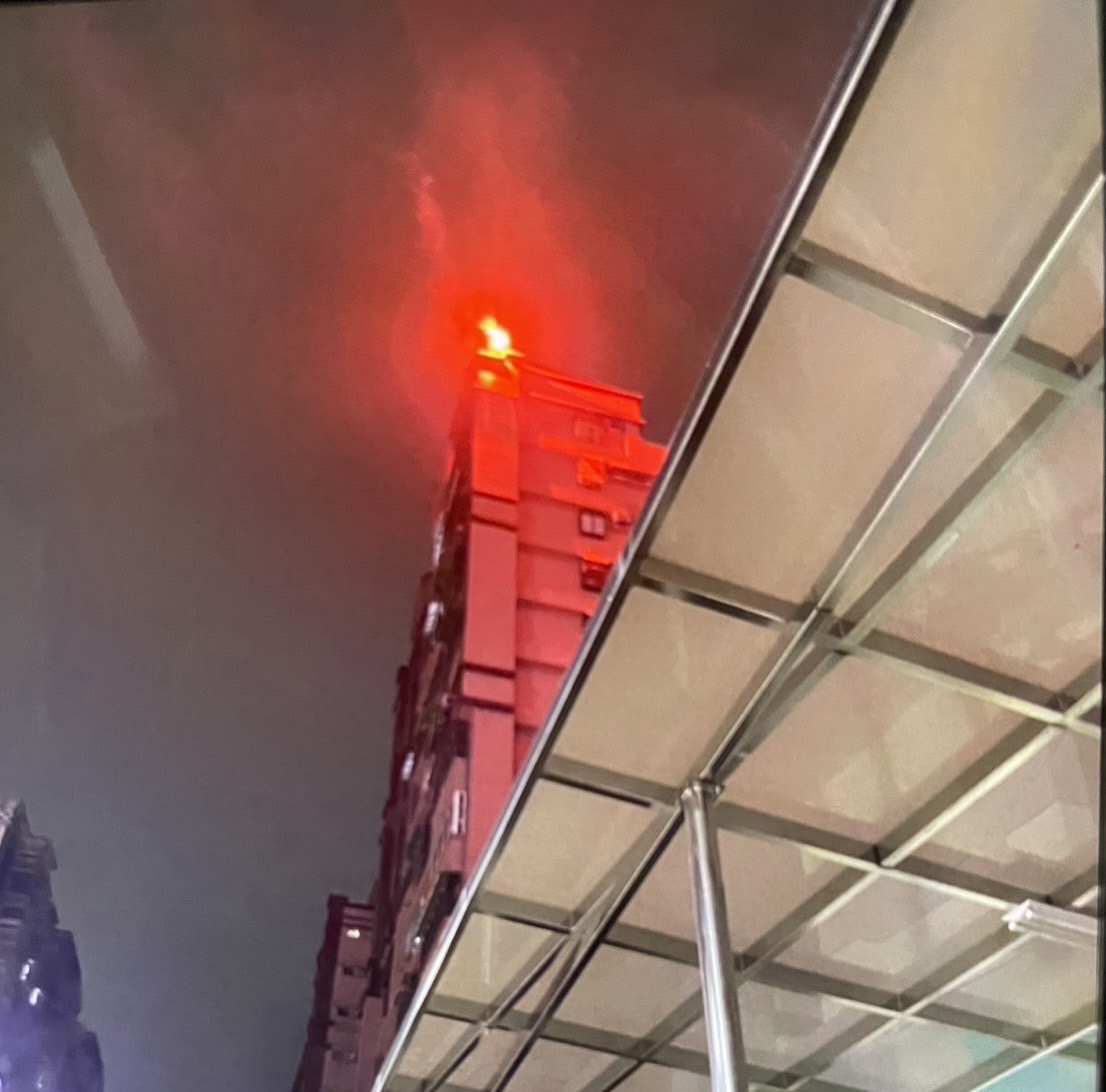 男子點燃信號棒 警依社維法送辦。〈圖/記者蔡宗武翻攝〉