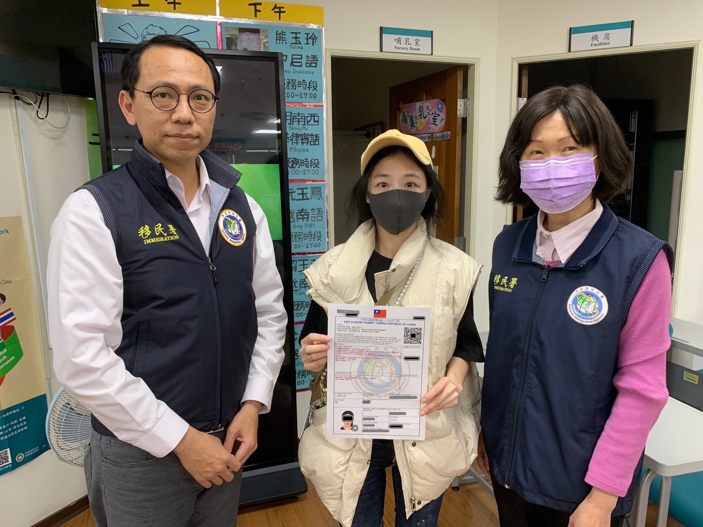 大陸籍孫姓女子來台探親因租屋糾紛致身分證明遺失,所幸在移民署基隆專勤隊、服務站挺身相助下,成功辦理補發入出境許可證,孫女領證後與基隆專勤隊長蔡政杰(左)、服務站主任毛兆莉(右)合影。(記者張欽翻攝)