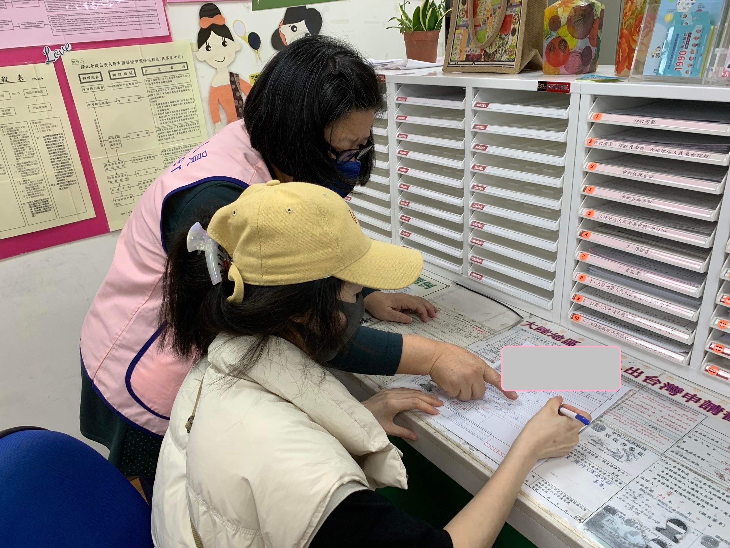 孫女在移民署基隆專勤隊、服務站等人員協助下,辦理補發入出境許可證。(記者張欽翻攝)