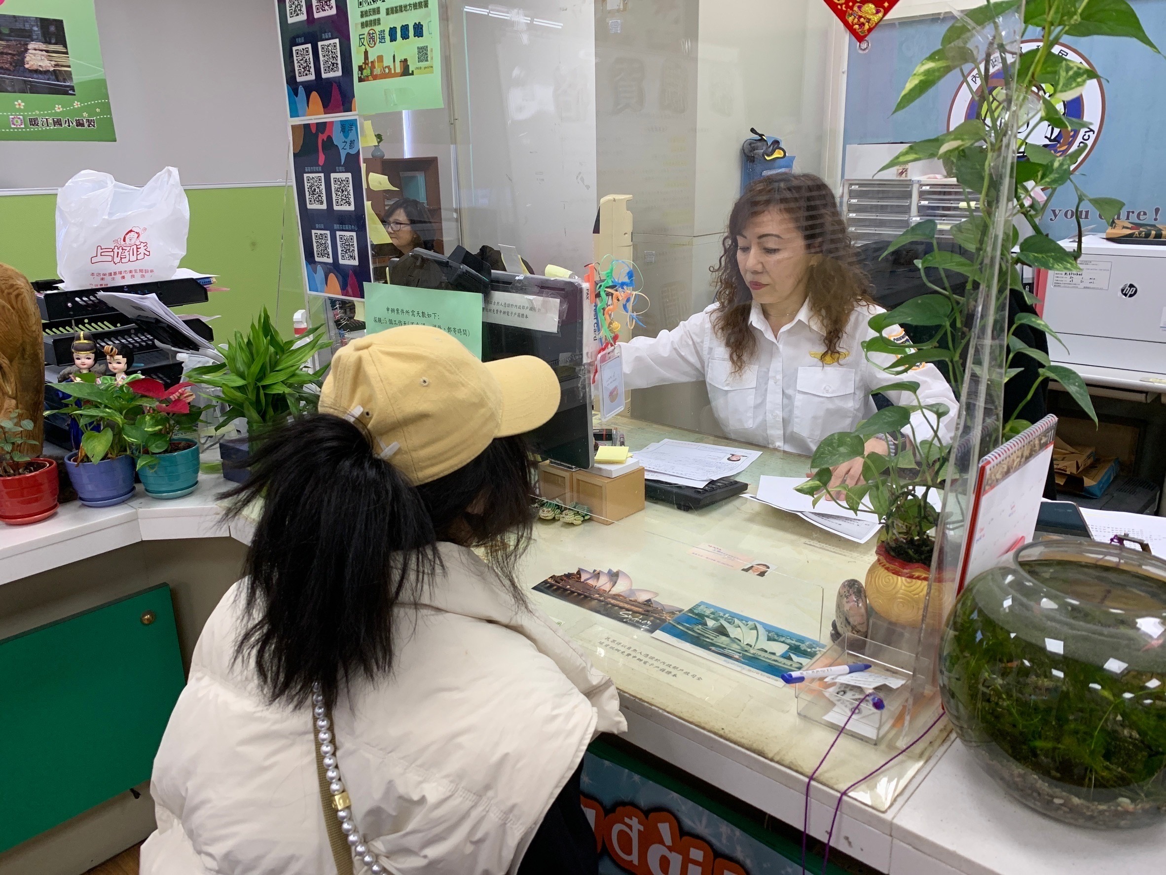 孫女辦理補發入出境許可證。(記者張欽翻攝)