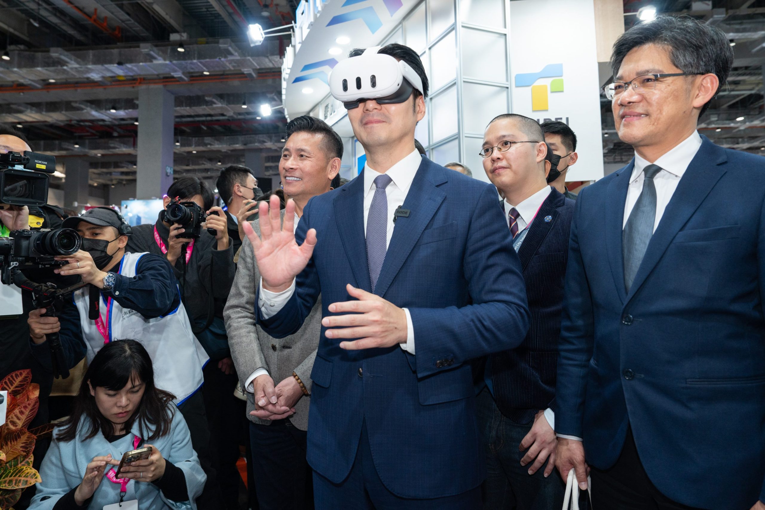 展望2025世界壯年運動會,台北市政府展館內展示的大巨蛋模型及AI大數據運動訓練器,鼓勵民眾積極參與運動。(圖/台北市政府提供)