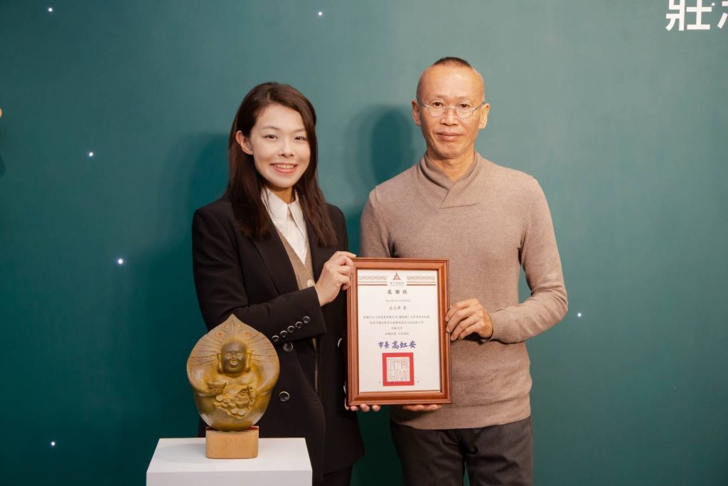 高虹安市長頒感謝狀給莊志輝老師,對其豐富的創作生命力,甚為推崇。(圖/記者黃溎芬翻攝)