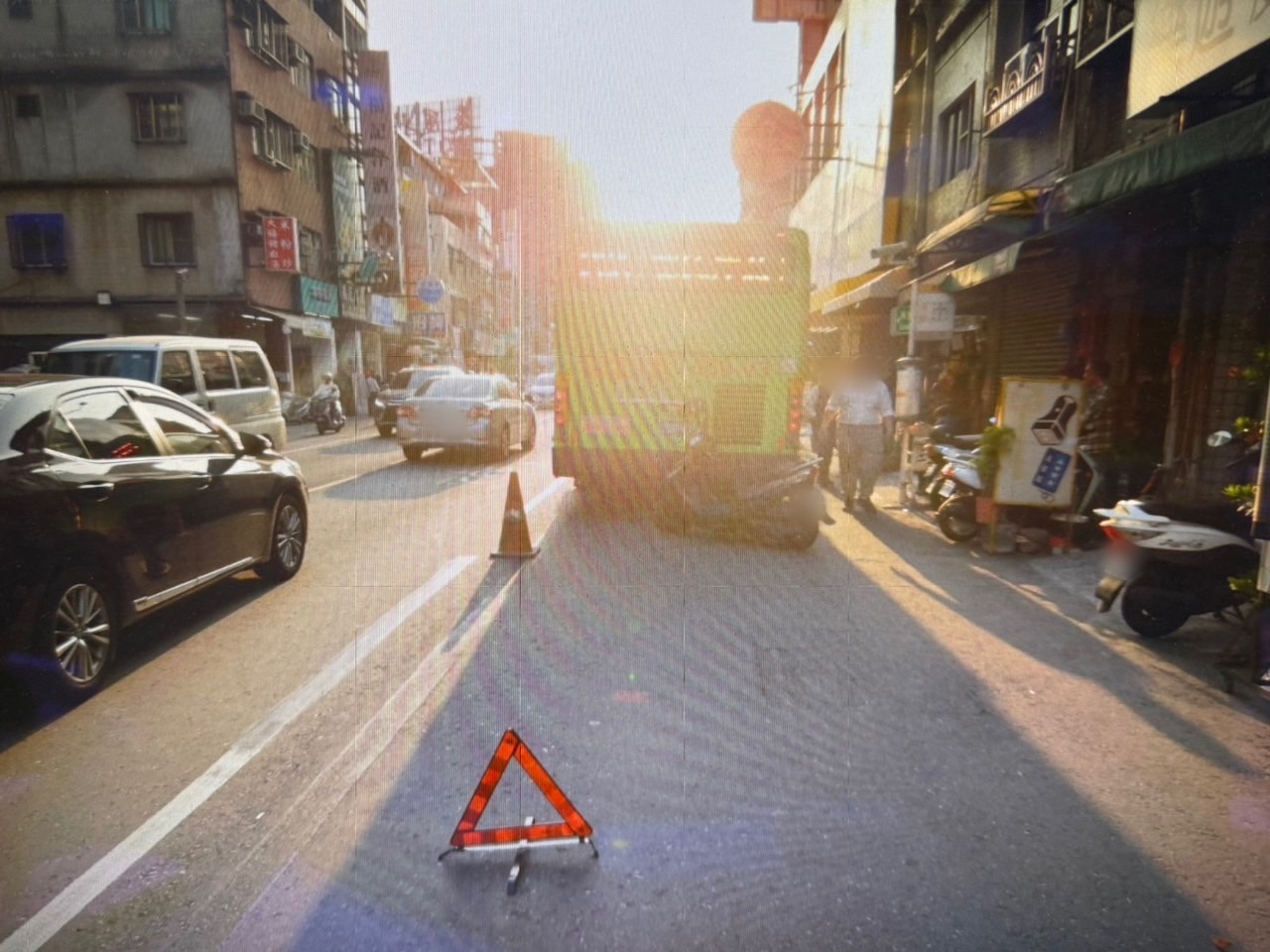 瑞隆路貨車裝載鋼筋與公車A3交通事故案