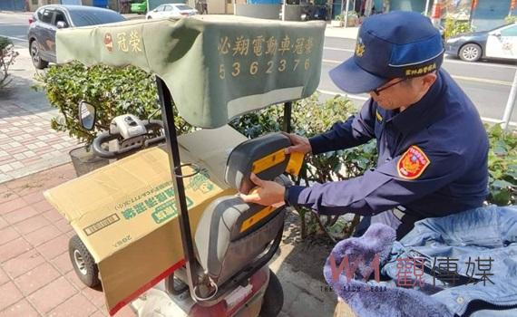臺西警交安宣導送反光貼紙　貼心照顧長者出門好安心