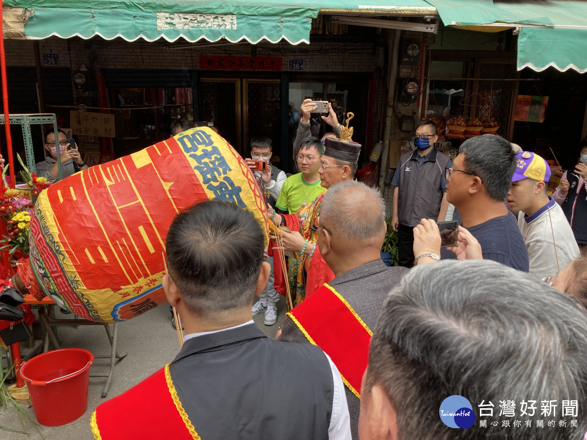 彰化南瑤宮甲辰年笨港進香前「置天台」, 豎8公尺進香頭旗。圖/記者鄧富珍攝