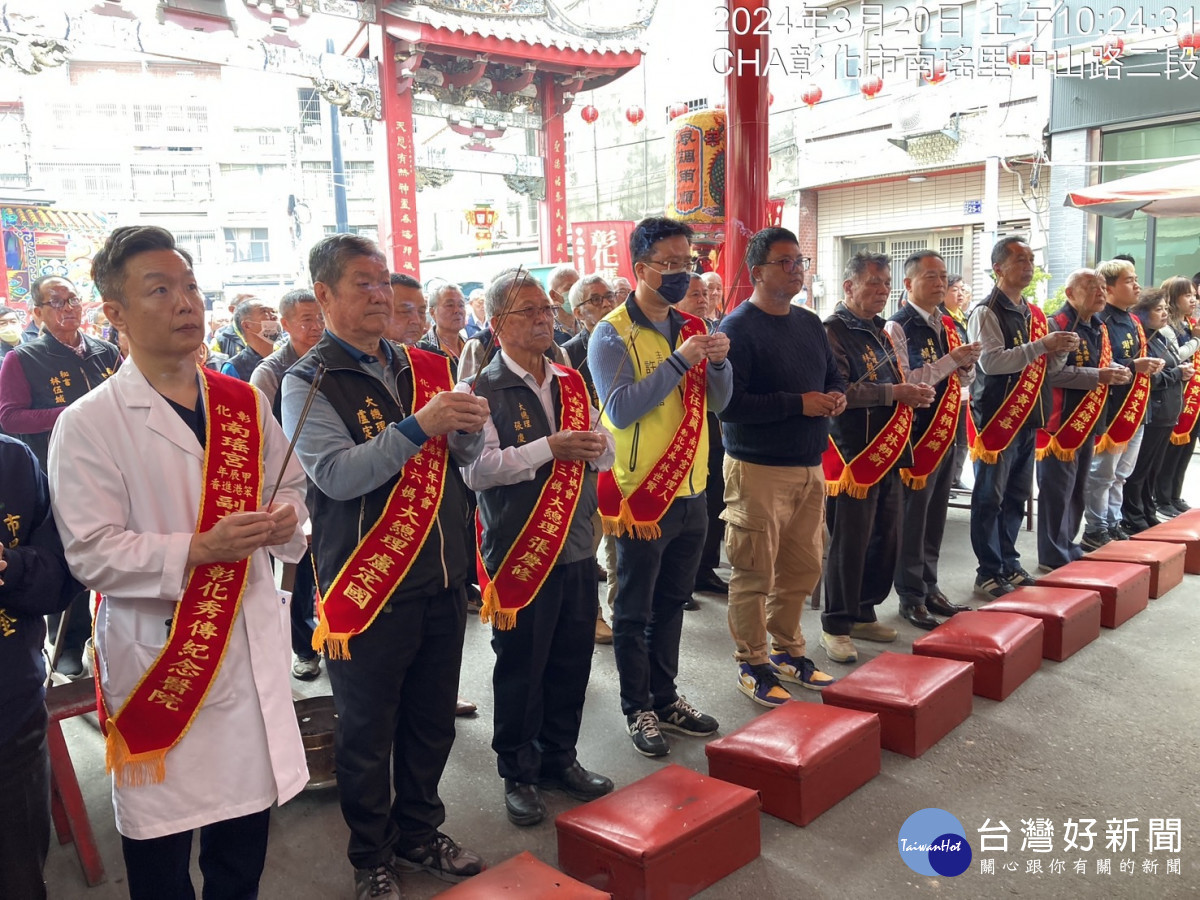 彰化南瑤宮甲辰年笨港進香前「置天台」, 豎8公尺進香頭旗。圖/記者鄧富珍攝