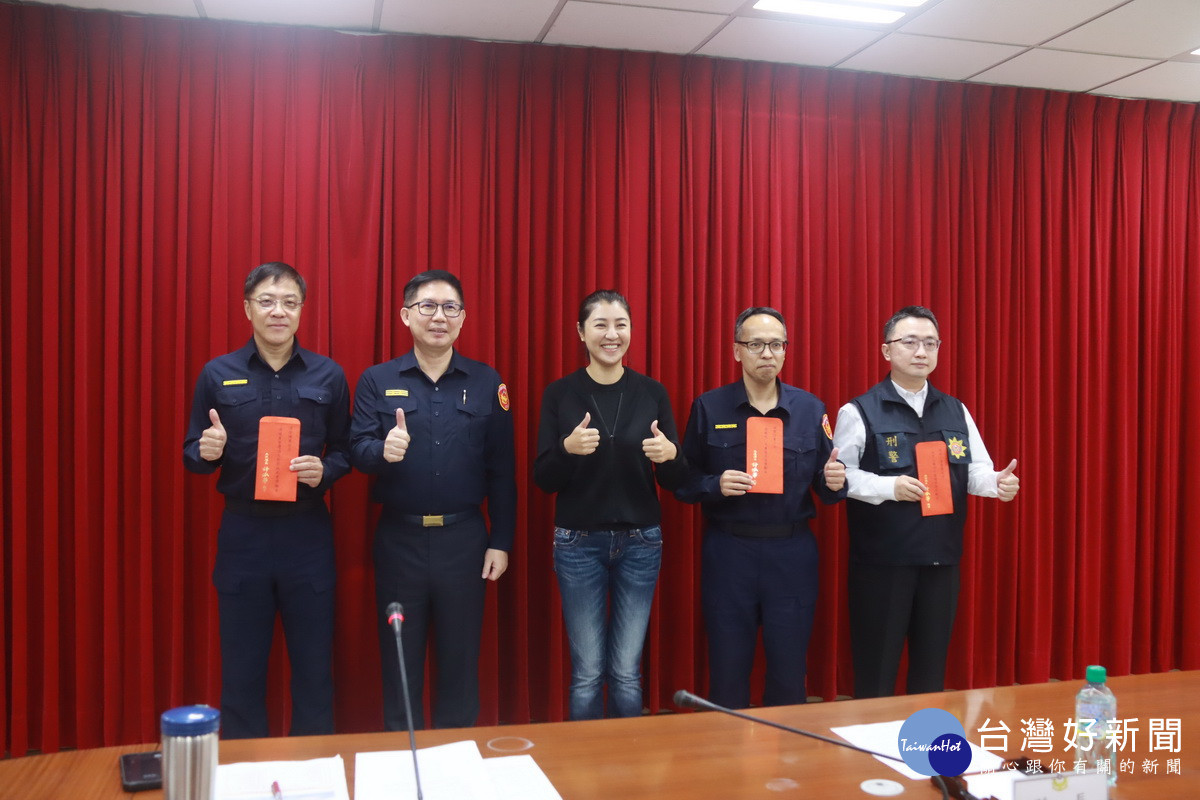 許縣長頒發破案與肅槍專案獎勵金，感謝同仁辛勞。（記者扶小萍攝）