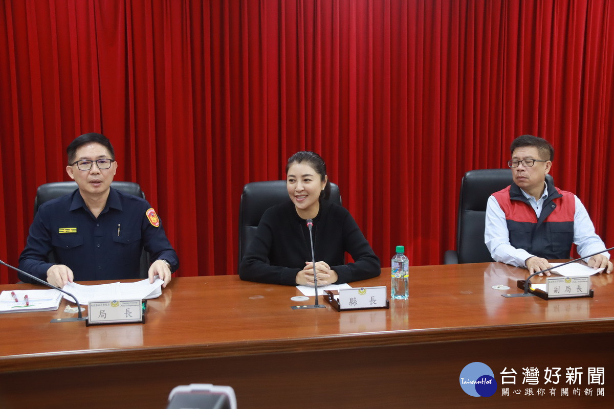 許縣長希望警政署儘速補足警力,讓同仁不致太辛勞。(記者扶小萍攝)