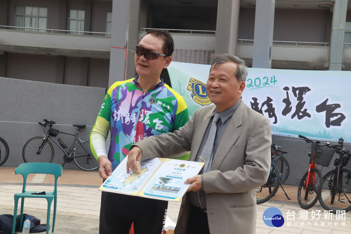 王副縣長(右)為環臺證書蓋章。(記者扶小萍攝)