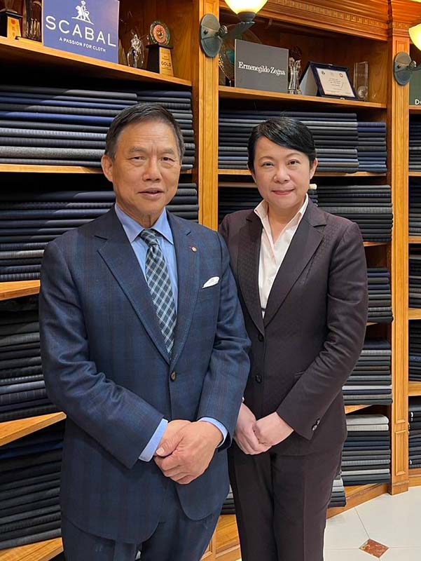 紳裝西服老闆李萬進(左)是台灣西服界的世界冠軍,也是世界金牌四連霸的「總統裁縫師」,平常除了致力於公益,也經常參與一些公益活動不遺餘力,這種感恩回饋社會的精神,足為社會公益典範。