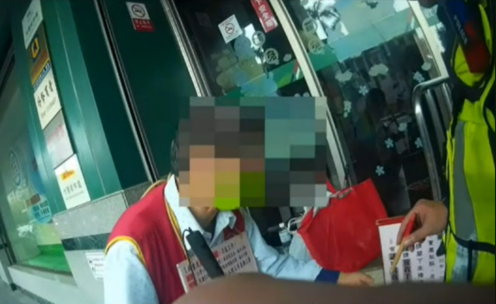 ▲圖說:卓姓視聽障男子因做生意行李箱不見了,急得請旁人幫忙報警 (圖/台中市政府提供)