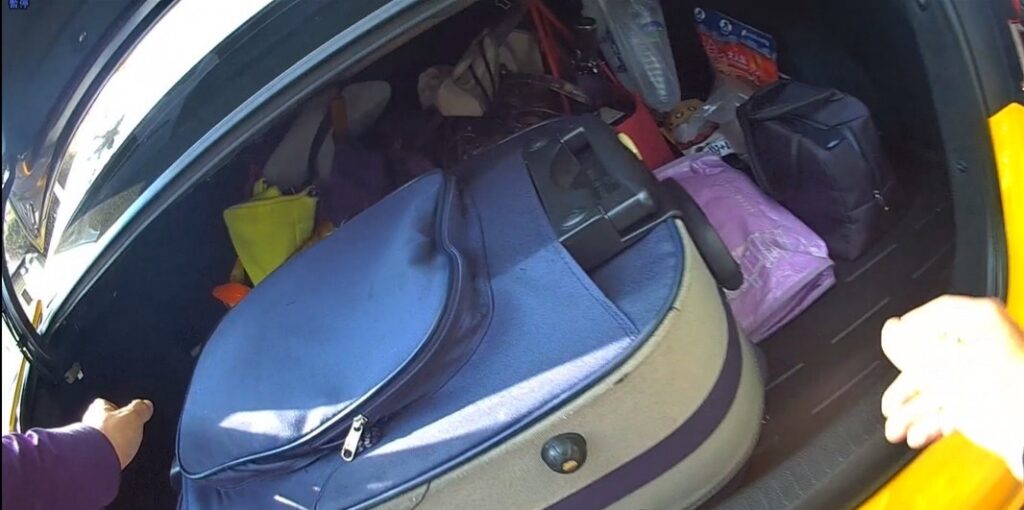 ▲圖說:員警經過一小時的努力,找到卓男搭乘的計程車,成功尋獲行李箱 (圖/台中市政府提供)