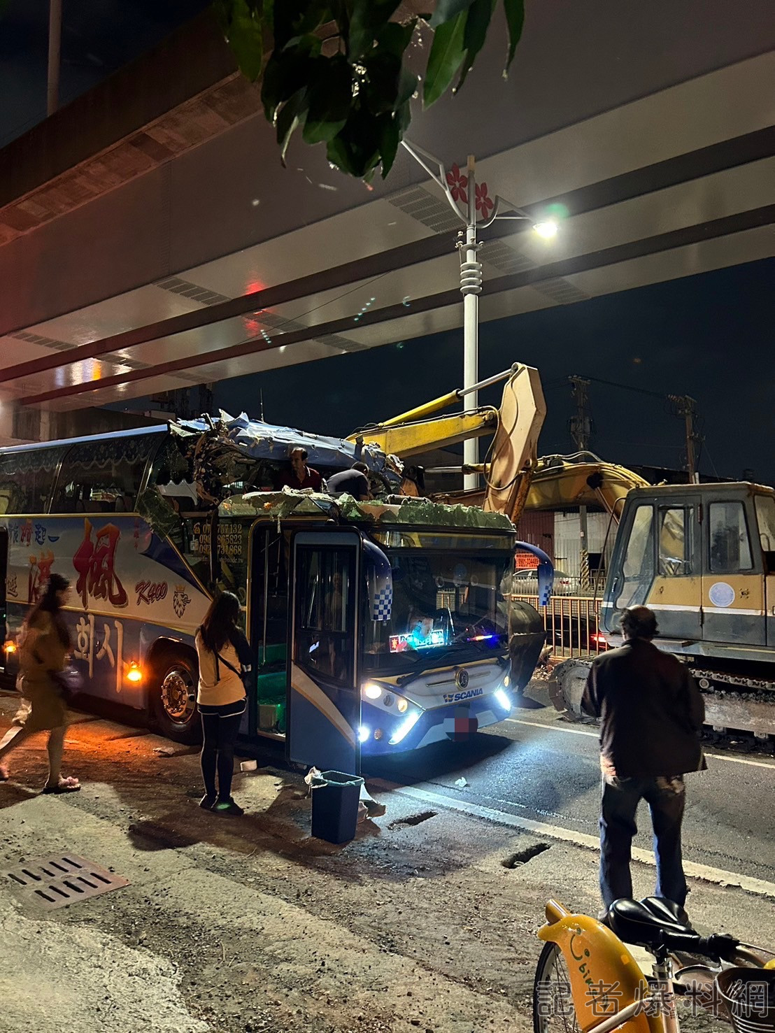 ▲高雄仁武水管路今（20）日晚間8時許發生一起遊覽車重大車禍。（圖／翻攝畫面）