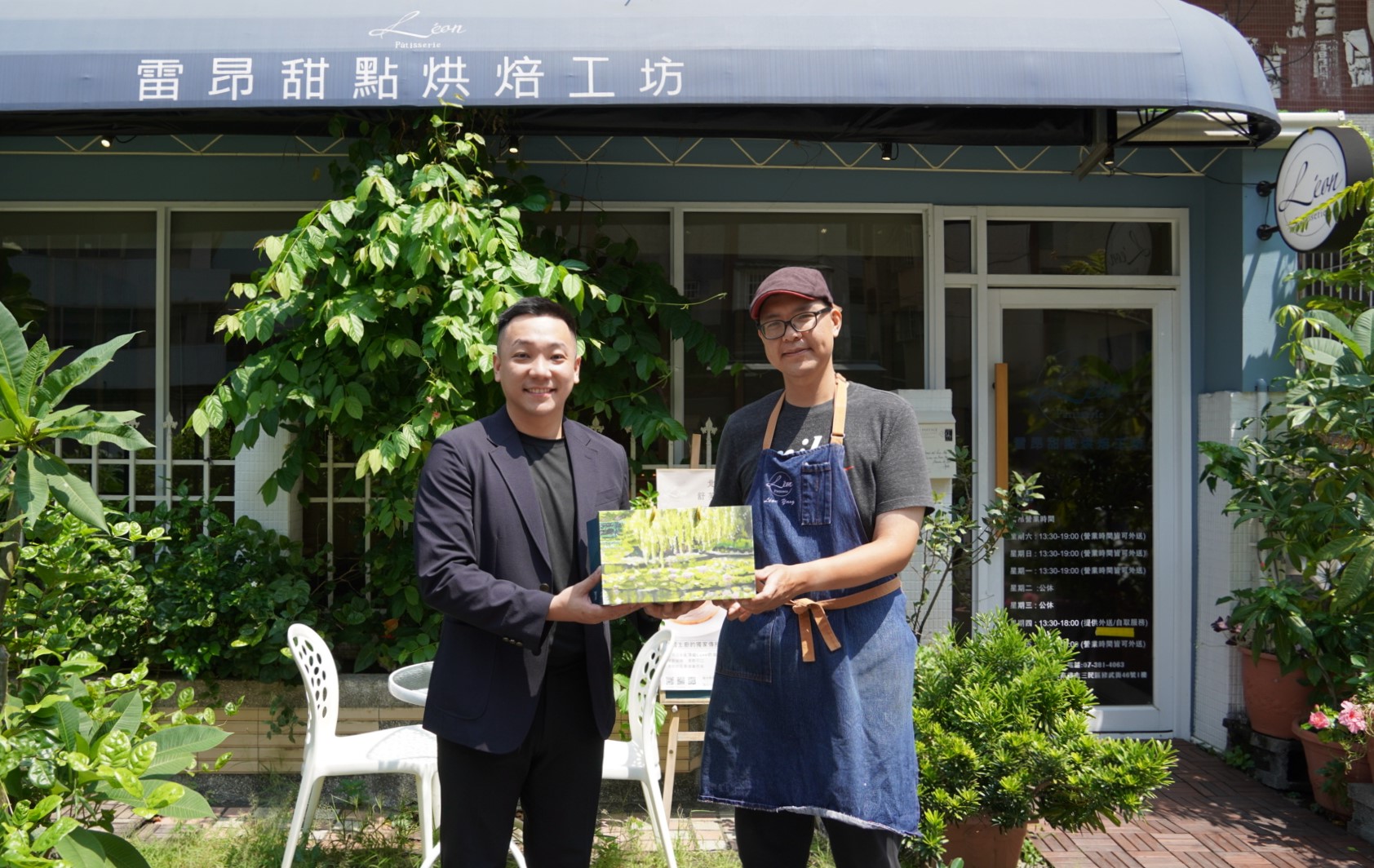 ▲青年局張以理局長(圖左)與青年創業家交流創業歷程、實地體驗產業實作。(圖攝於「雷昂甜點烘焙工坊」)