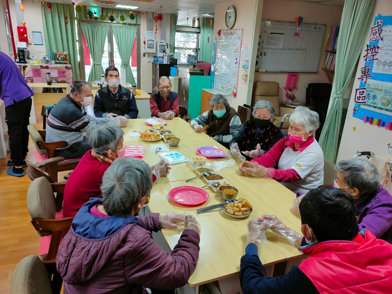▲彰化榮家日照中心舉辦「愛心飯團DIY」活動,長者們都展現了自己的獨特技巧和創意。(記者張溎壕攝)