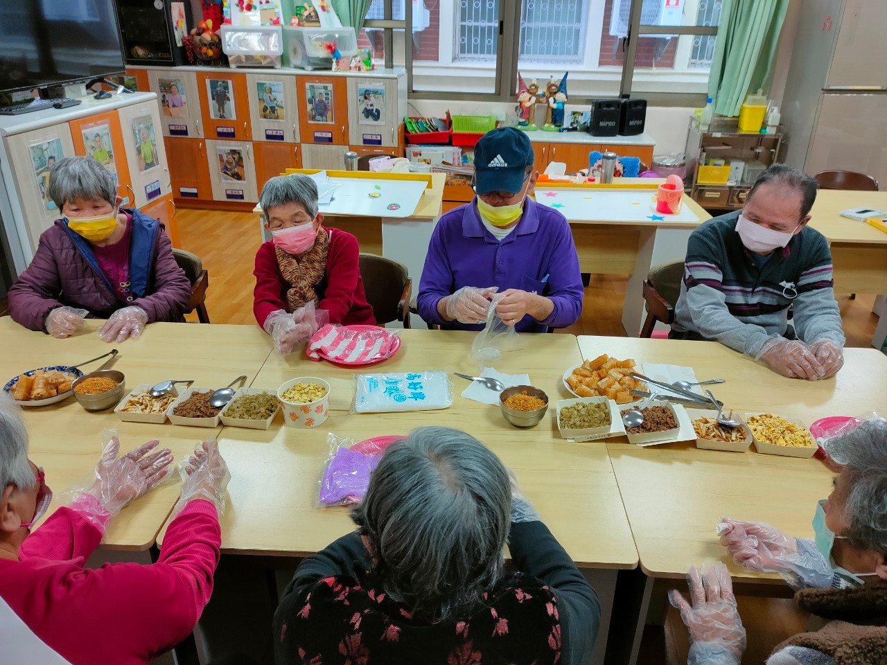 ▲彰化榮家日照中心舉辦「愛心飯團DIY」活動，長者們都展現了自己的獨特技巧和創意。（記者張溎壕攝）