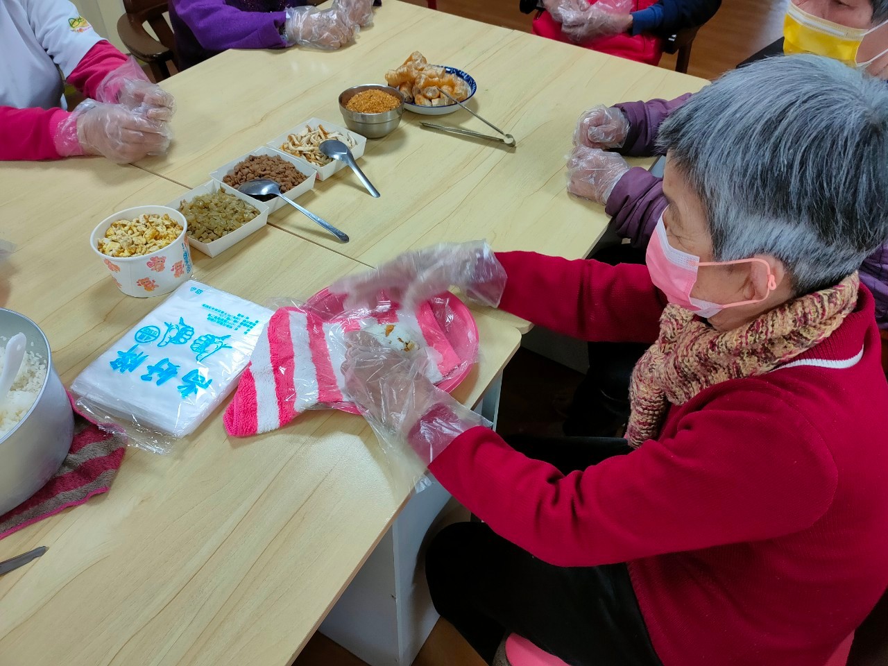 ▲彰化榮家日照中心舉辦「愛心飯團DIY」活動，長者們都展現了自己的獨特技巧和創意。（記者張溎壕攝）