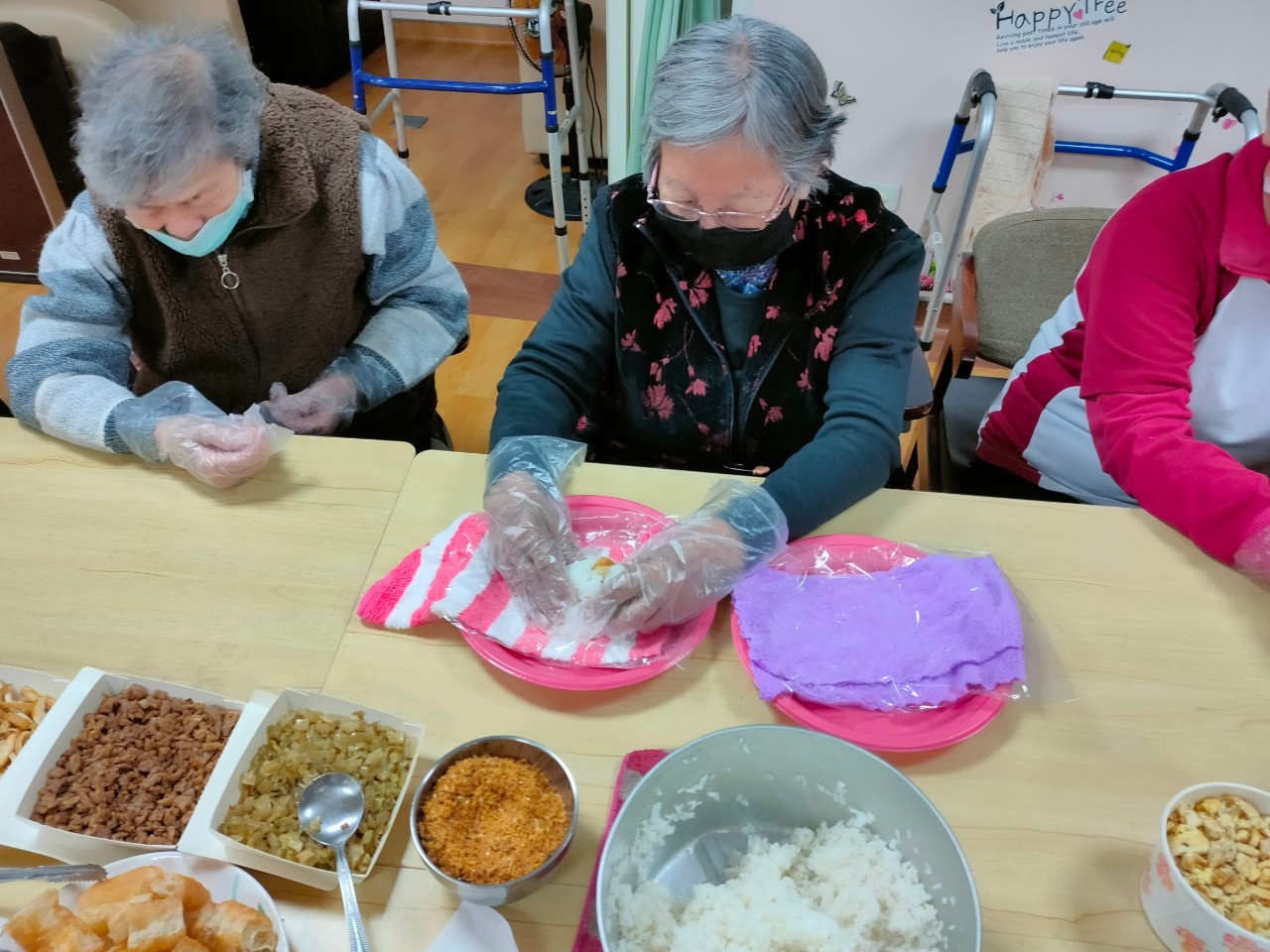 ▲彰化榮家日照中心舉辦「愛心飯團DIY」活動，長者們都展現了自己的獨特技巧和創意。（記者張溎壕攝）